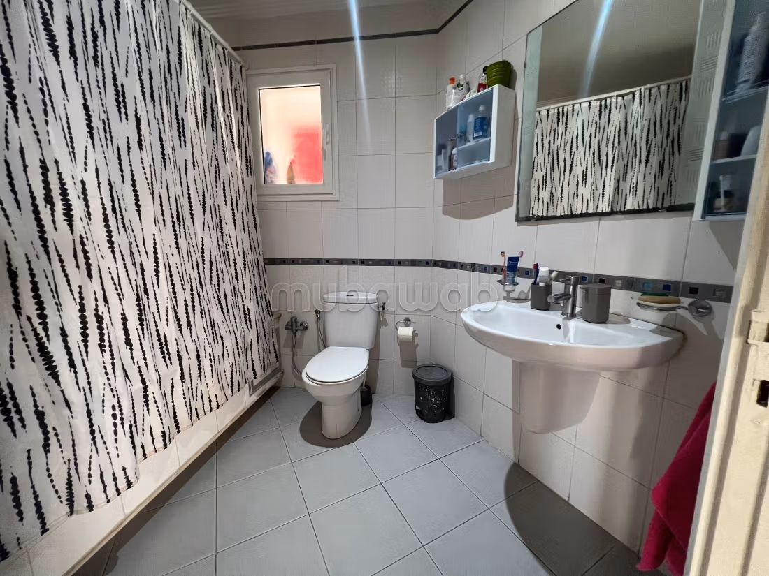 Flat for rent in Aouina. 2 lovely rooms. Caretaker service available, air conditioning