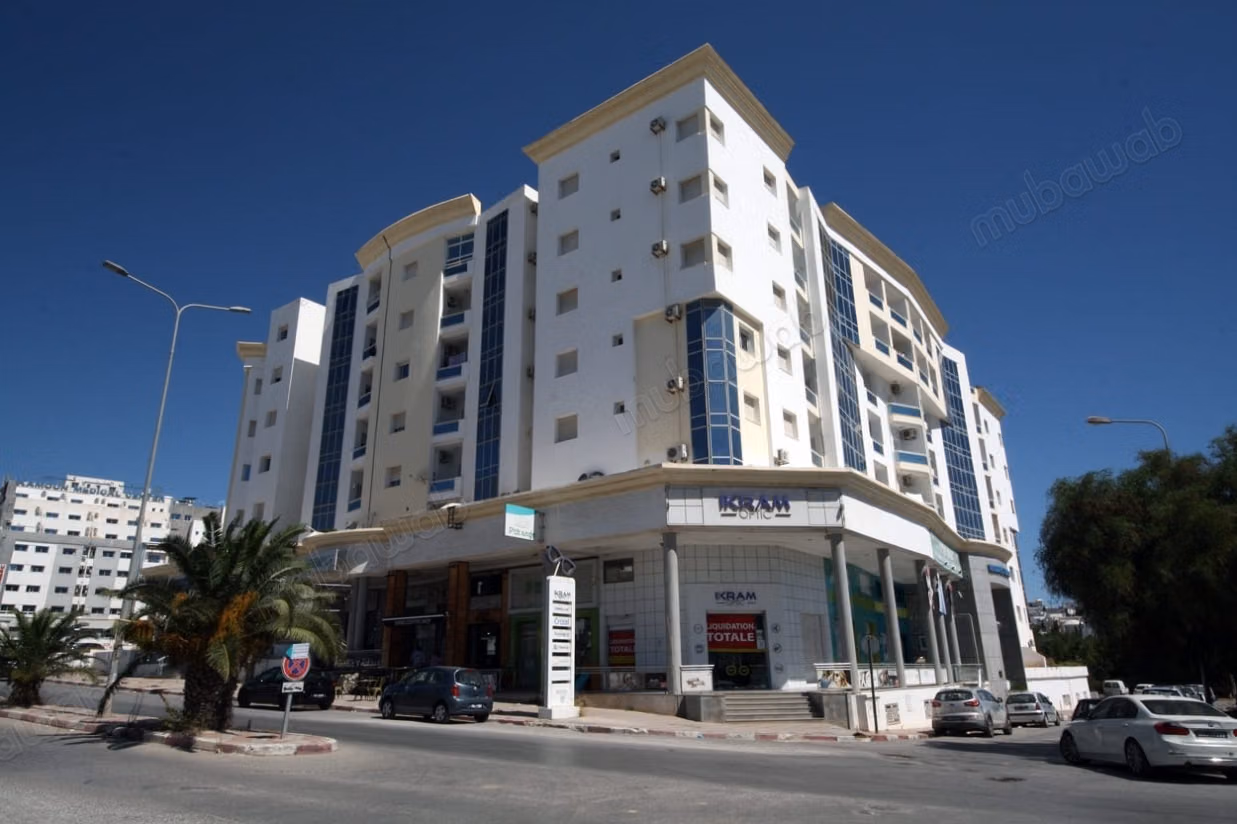 Rent an apartment in Cité Ennasr 2. Surface area 74 m². Dressing room
