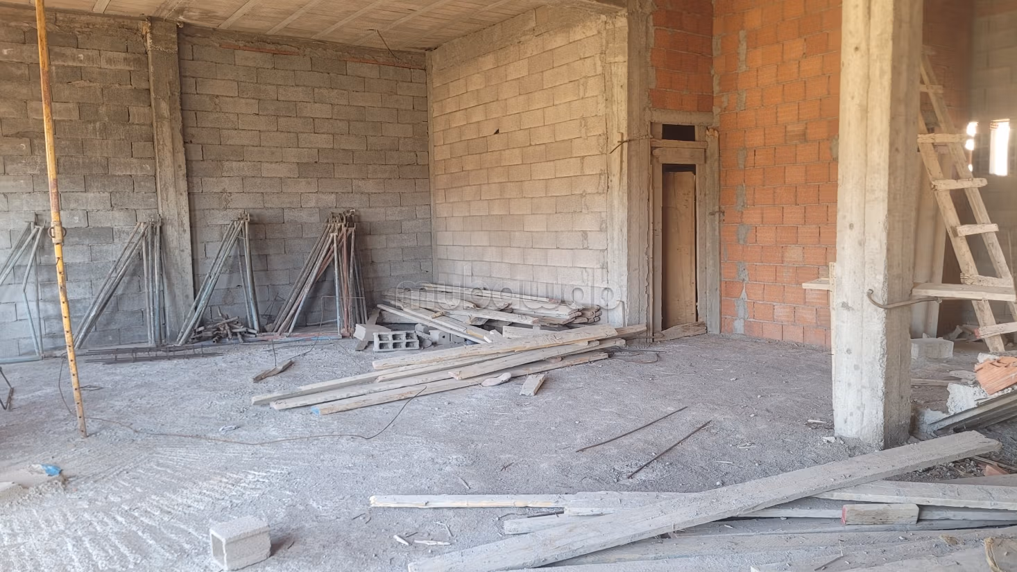 Semi-finished villa with great potential - Investor opportunity