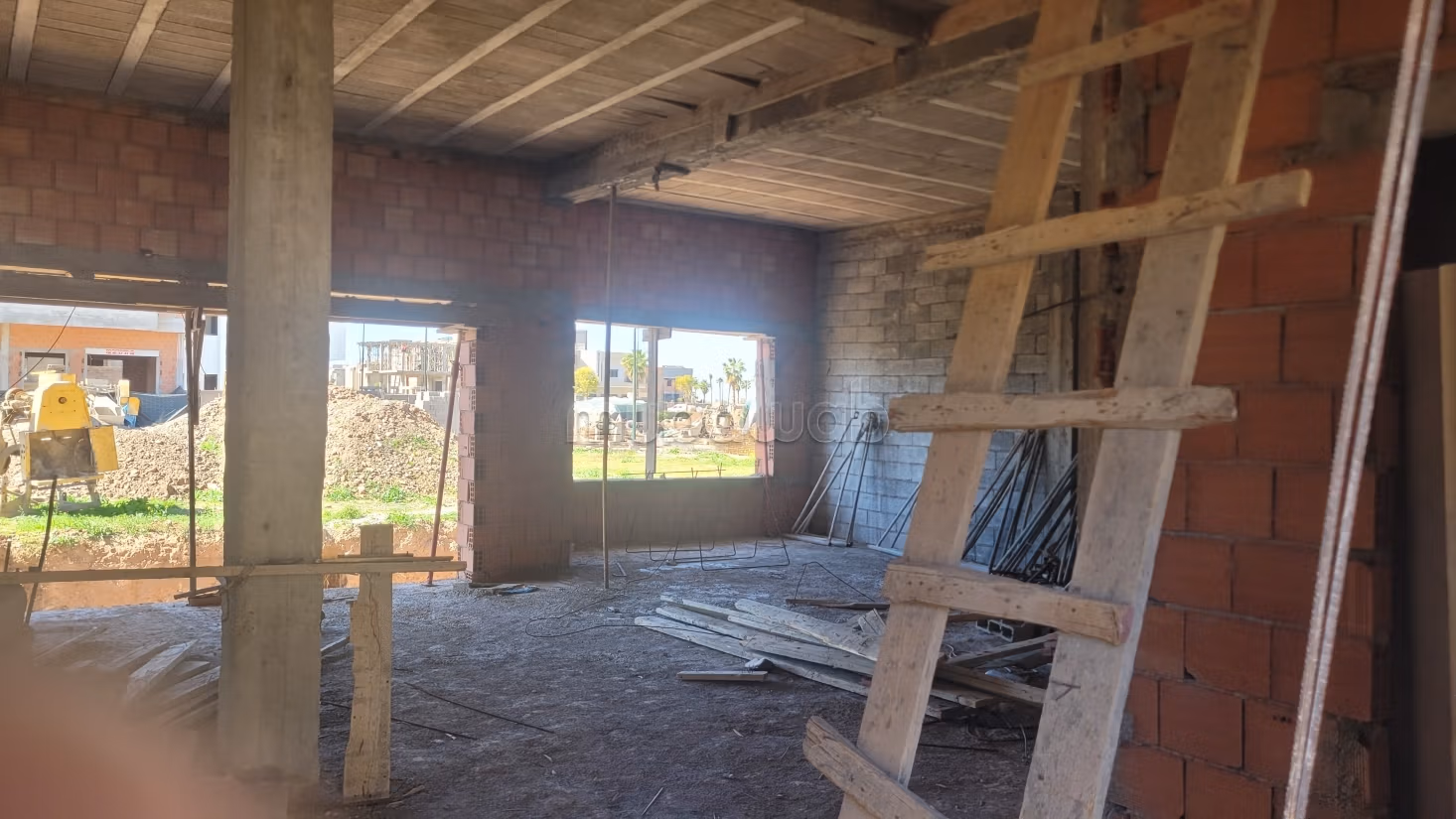 Semi-finished villa with great potential - Investor opportunity