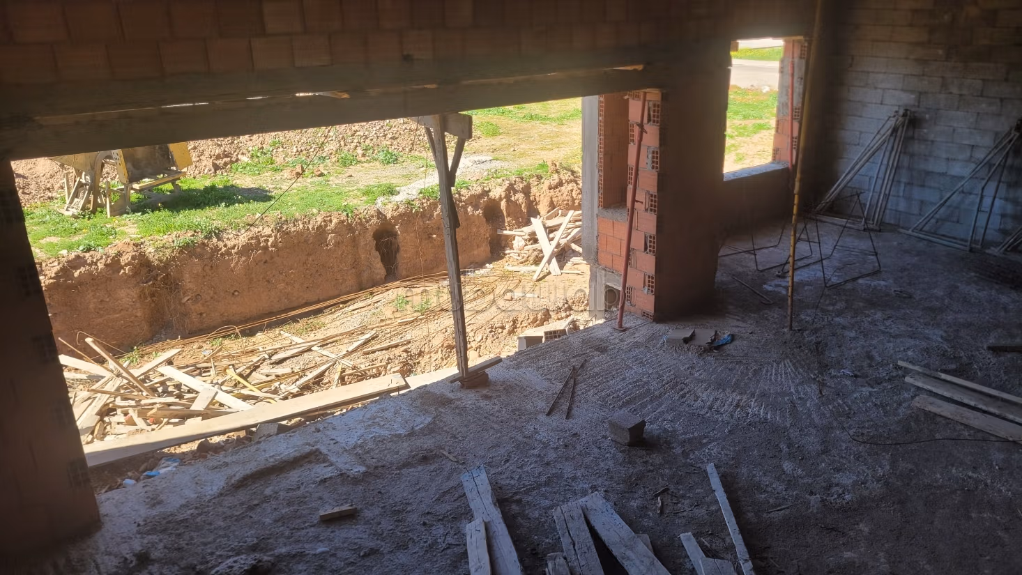 Semi-finished villa with great potential - Investor opportunity