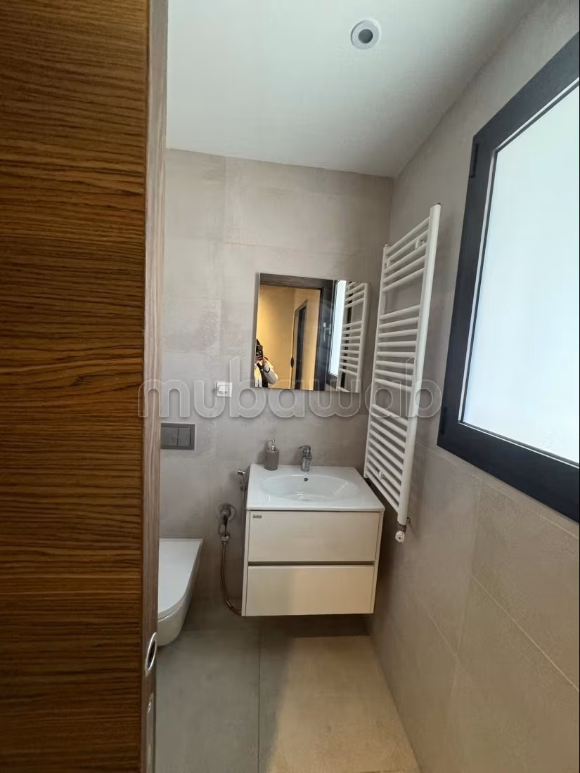 Appartement à louer à Les Berges Du Lac 2.2 chambres agréables. Ascenseur et terrasse