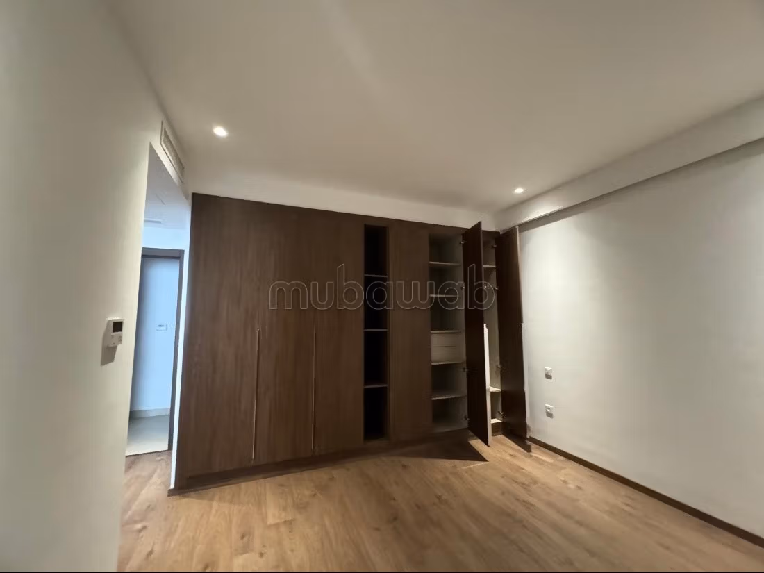 Appartement à louer à Les Berges Du Lac 2.2 chambres agréables. Ascenseur et terrasse