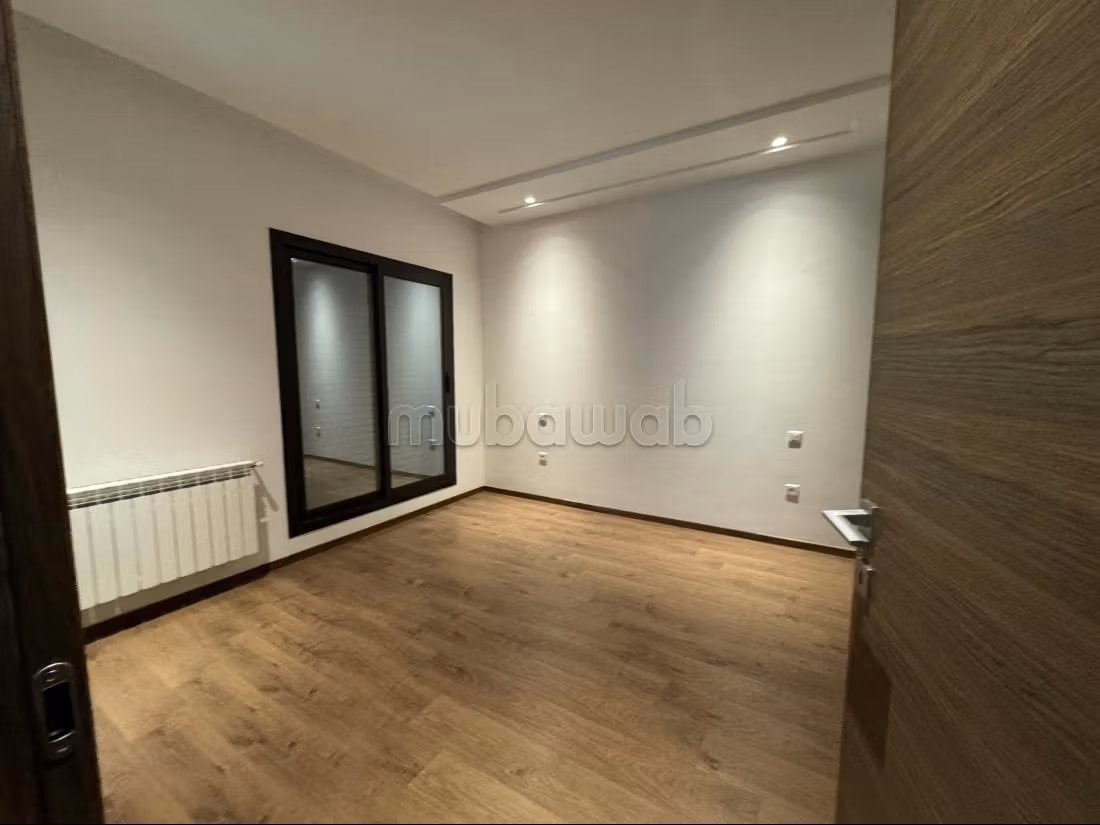 Appartement à louer à Les Berges Du Lac 2.2 chambres agréables. Ascenseur et terrasse