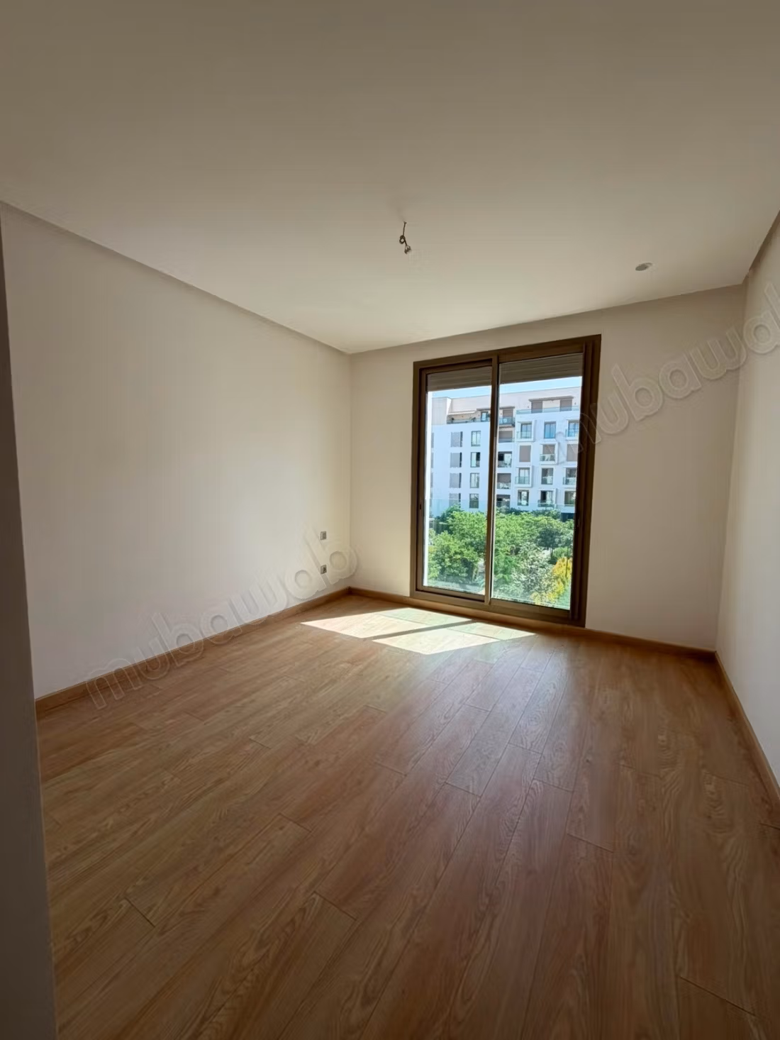 High standing apartment for rent in Souissi. 3 bedrooms plus a service room. Terrace with no overlook.