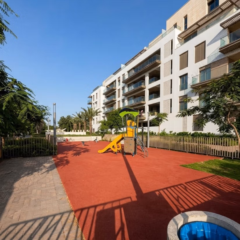 High standing apartment for rent in Souissi. 3 bedrooms plus a service room. Terrace with no overlook.