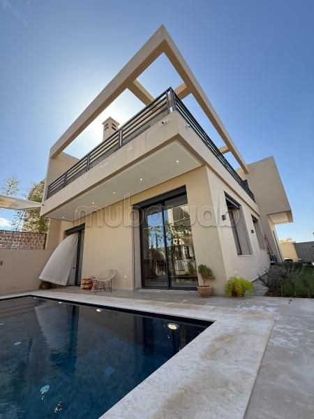 Villa contemporaine à vendre. Située au sein d’un lotissement sécurisé sur la Route d’Ourika, avec une magnifique vue sur les montagnes