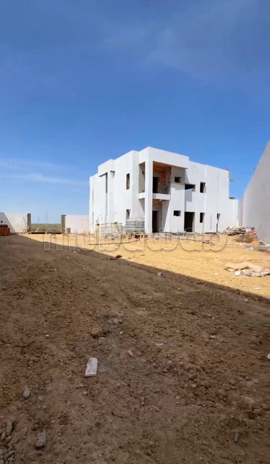 Grande investimento villa incompleta a msaken