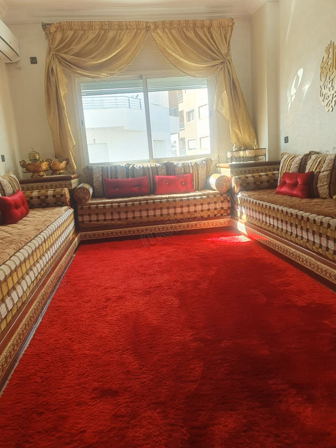 Vendita di un bel appartamento in centro. Superficie totale 98 m². Salotto marocchino, sicurezza