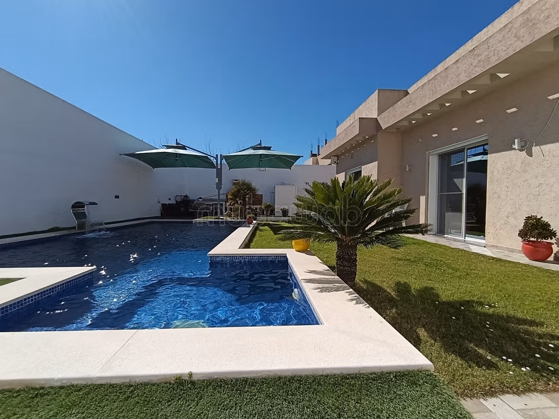 À Vendre Villa avec piscine à Kélibia, Cité Ksiba