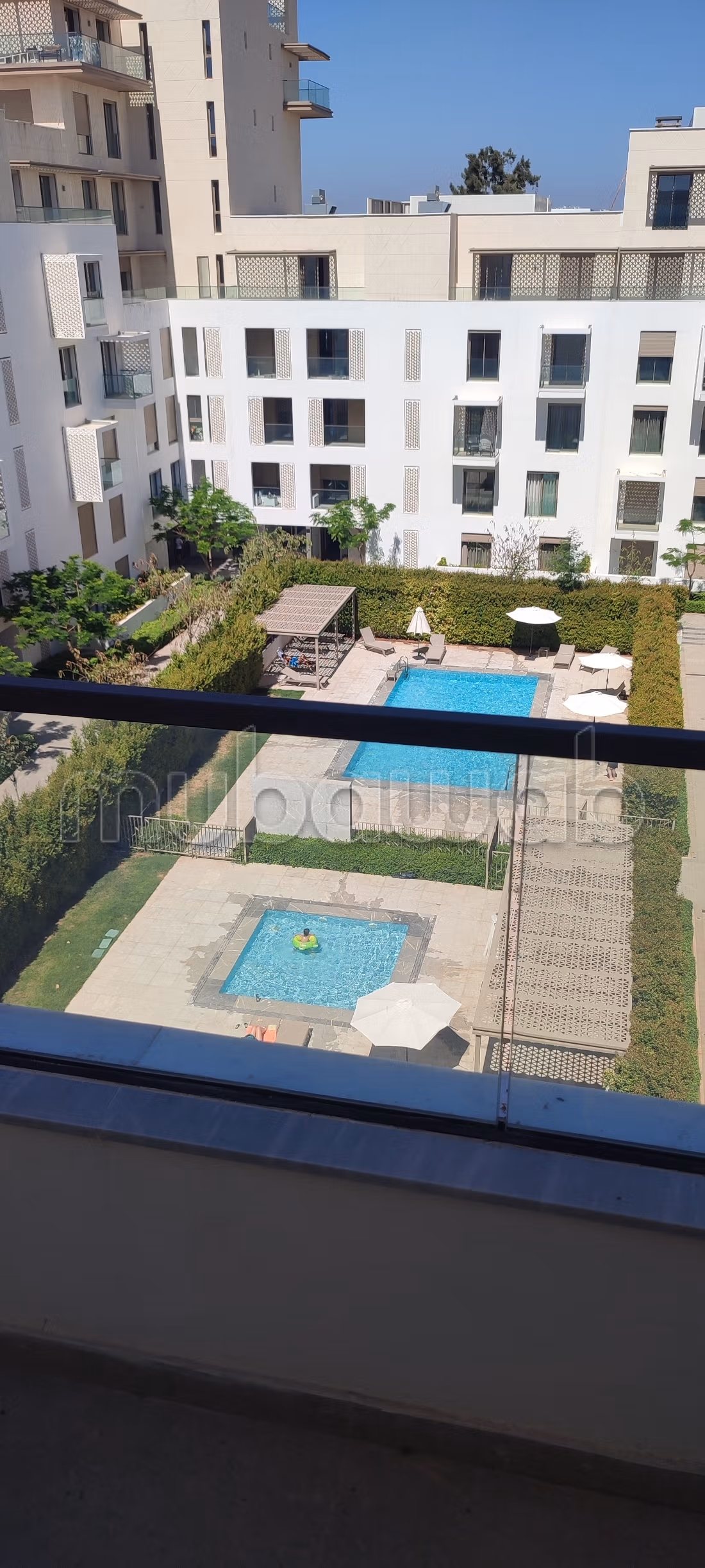 EXCLUSIVITÉ – Penthouse à louer – Vue piscine avec gr