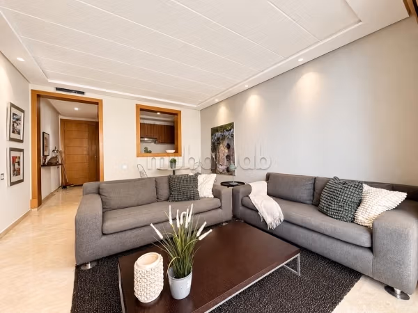 Studio luminoso, elegante e perfettamente arredato