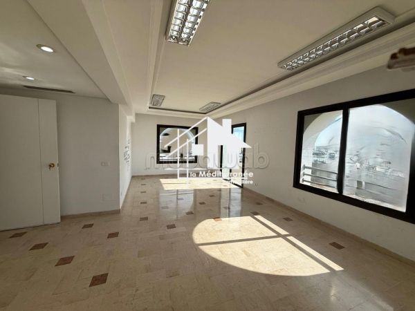 An H4 office at the shores of the lake 1