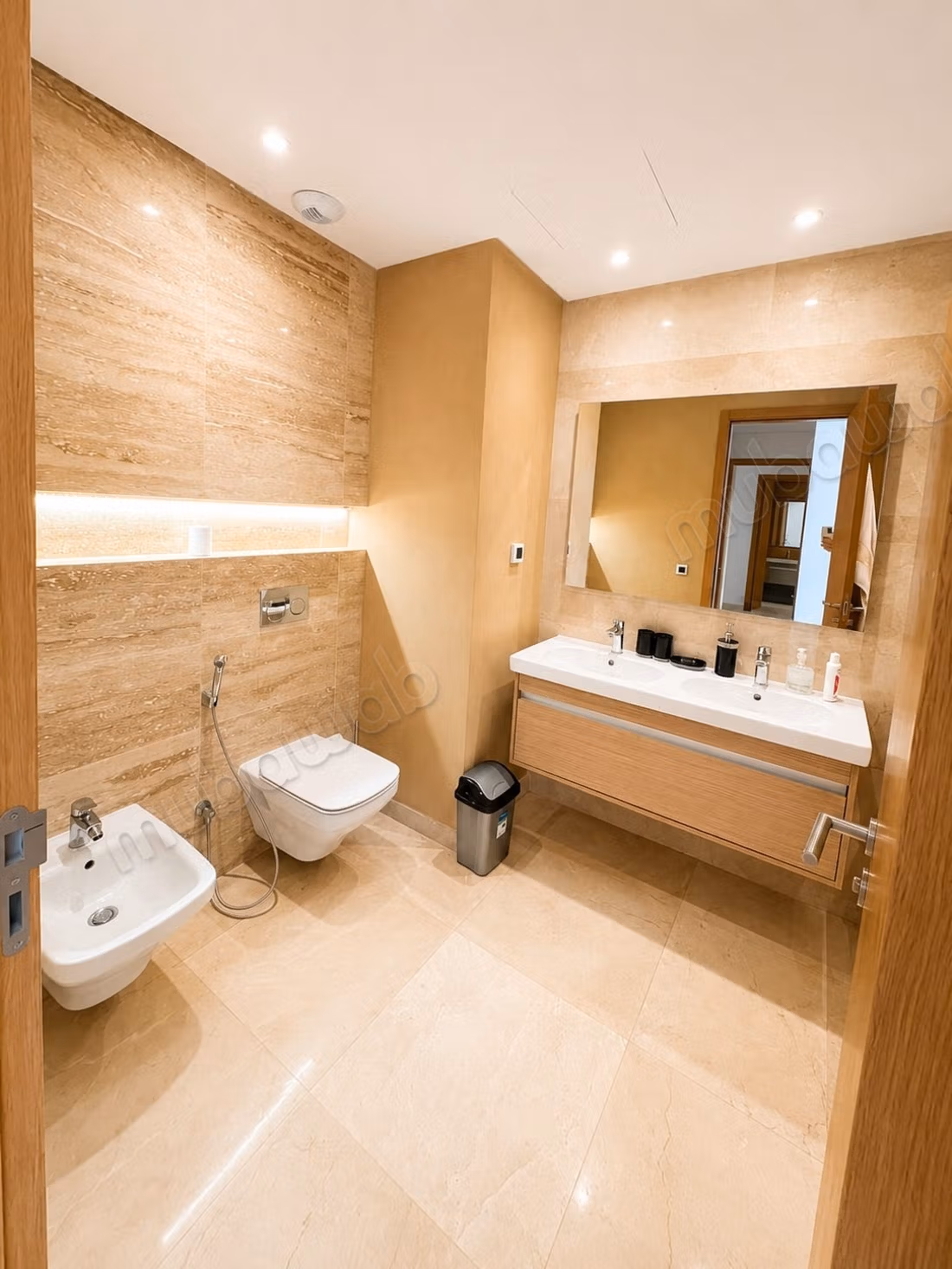 Luxe gemeubileerd appartement te huur – Uitzicht op het zwembad