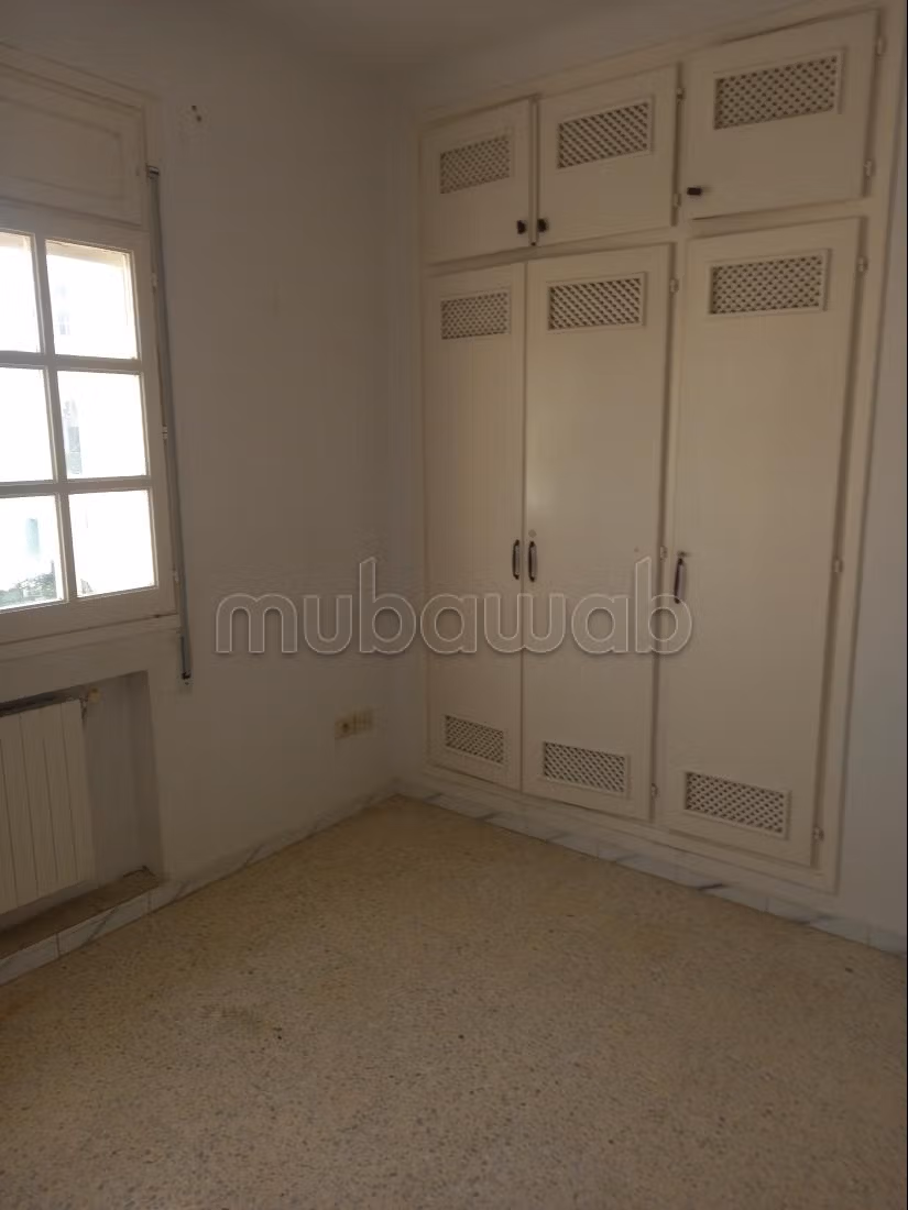 Bellissimo appartamento in affitto a Cité Taieb Mhiri. 1 camera. Porta blindata, servizio di sicurezza