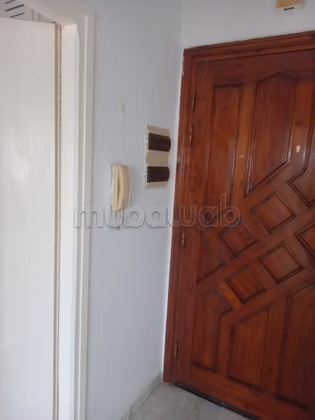 Find an apartment for rent in Cité Taieb Mhiri. 1 lovely room. Satellite dish and security