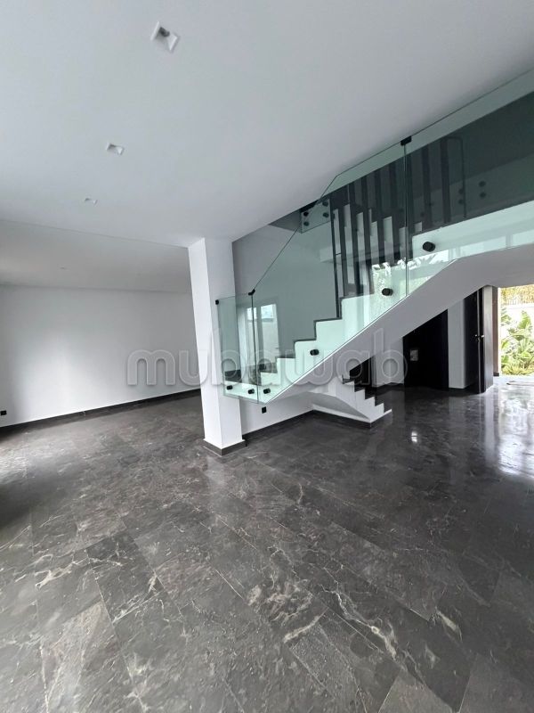 Location villa de haut standing à CIL Hay Salam. 
4 belles chambres. 
Fenêtres double vitrage et chauffage central