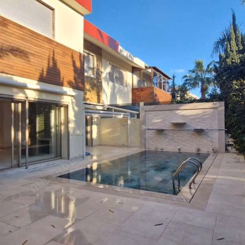 Villa à Louer de 425.0 m² à Bouskoura,
Bouskoura