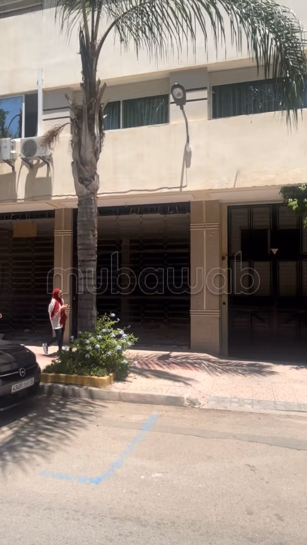 Local comercial en Nueva Ciudad.
Superficie de 300 m².
Servicio de conserjería.