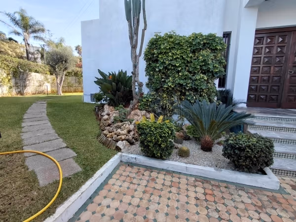 High quality house for sale in Anfa. 10 large living areas. Living room with fireplace, General air conditioning System