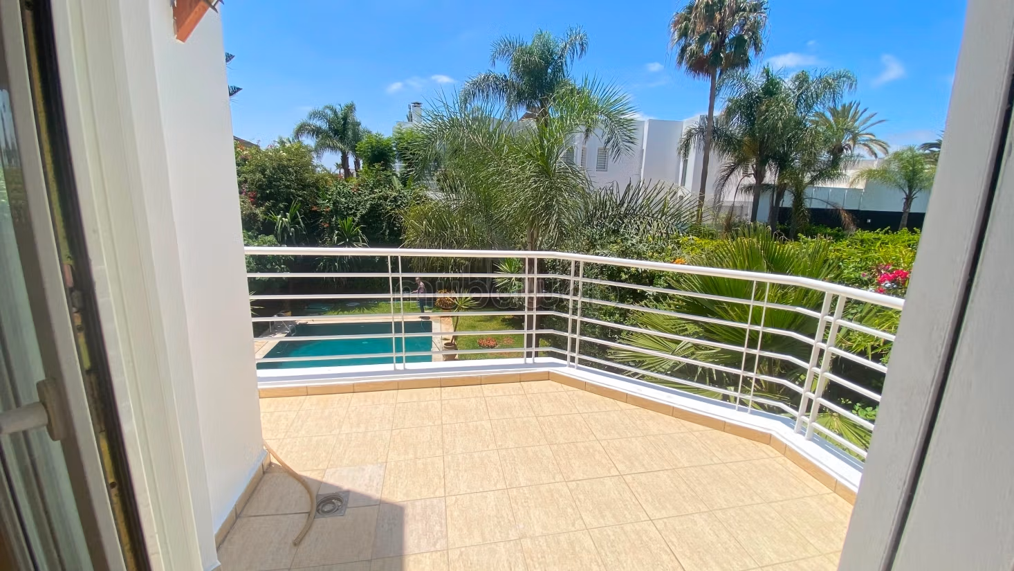 Splendida villa moderna con piscina da affittare