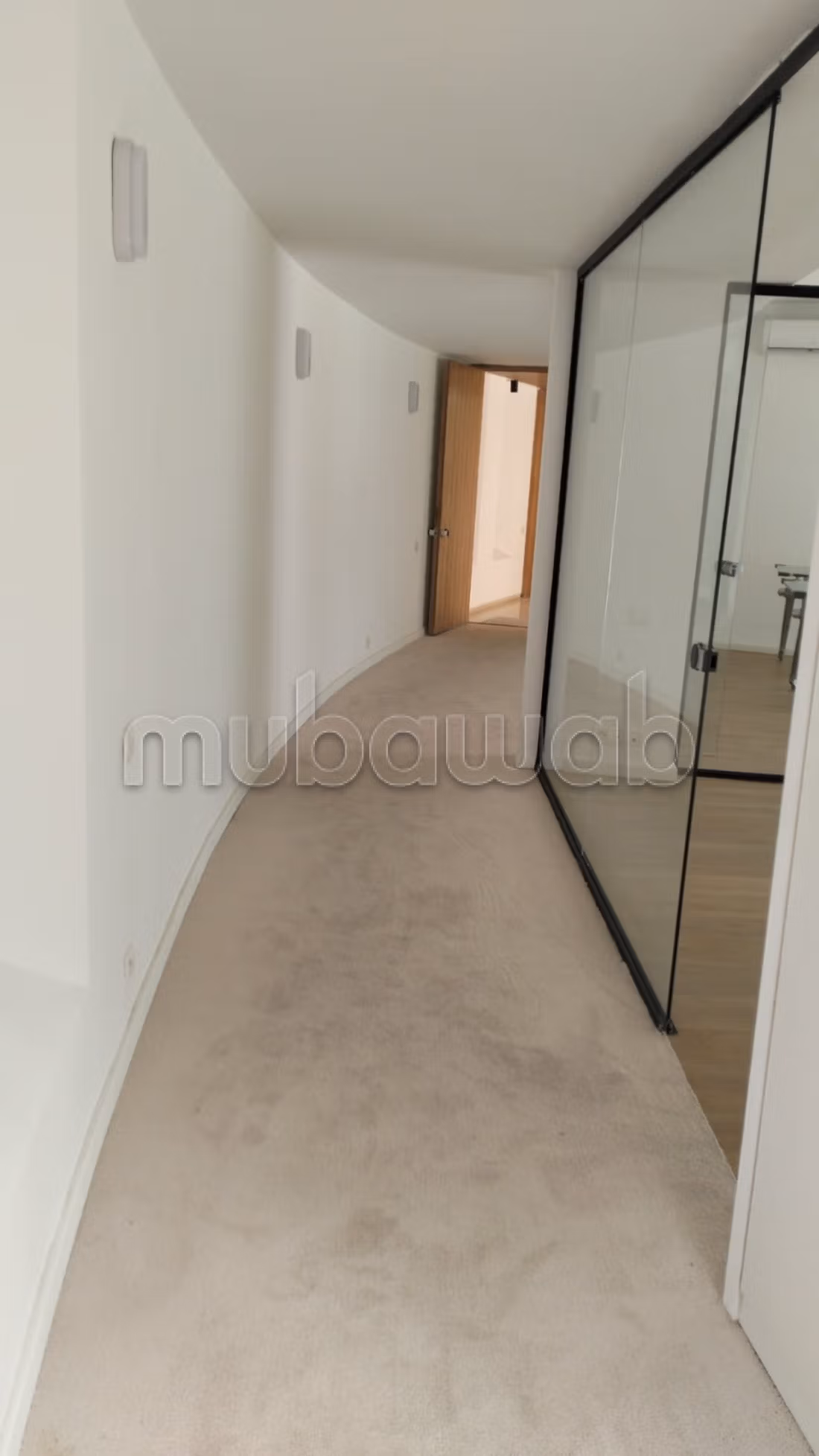Bureaux à louer à Riyad. Surface de 711 m². Porte sécurisée et chauffage central
