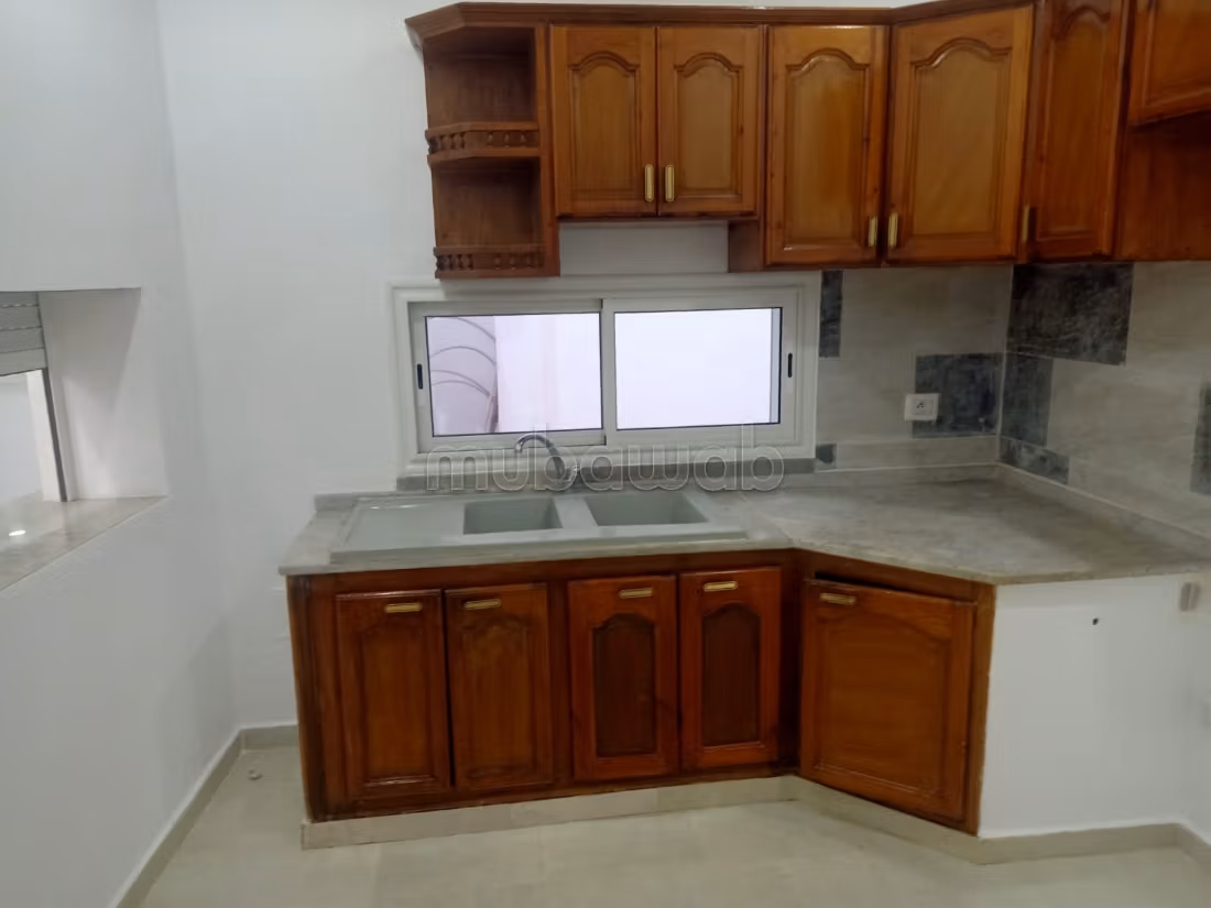 Proprietà in vendita a Ben Arous. 8 camere da letto. Terrazzo e garage