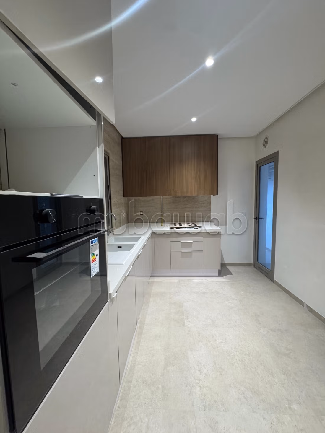 Rent this apartment in Ain Zaghouan Nord. Dimension 112 m². Double glazed window, Central air conditioning