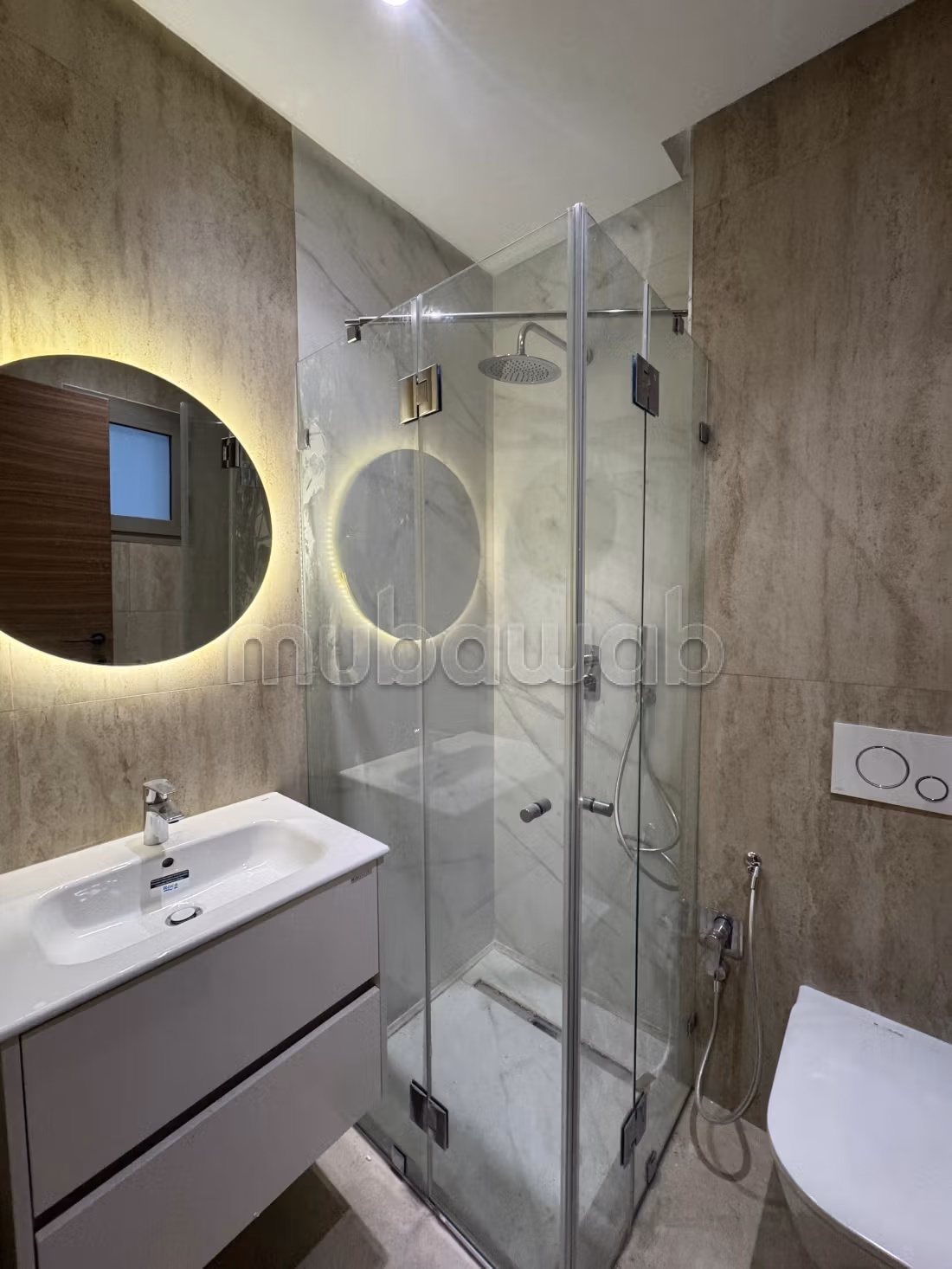 Rent this apartment in Ain Zaghouan Nord. Dimension 112 m². Double glazed window, Central air conditioning