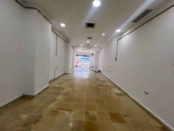 For rent, a commercial space of 80 m²