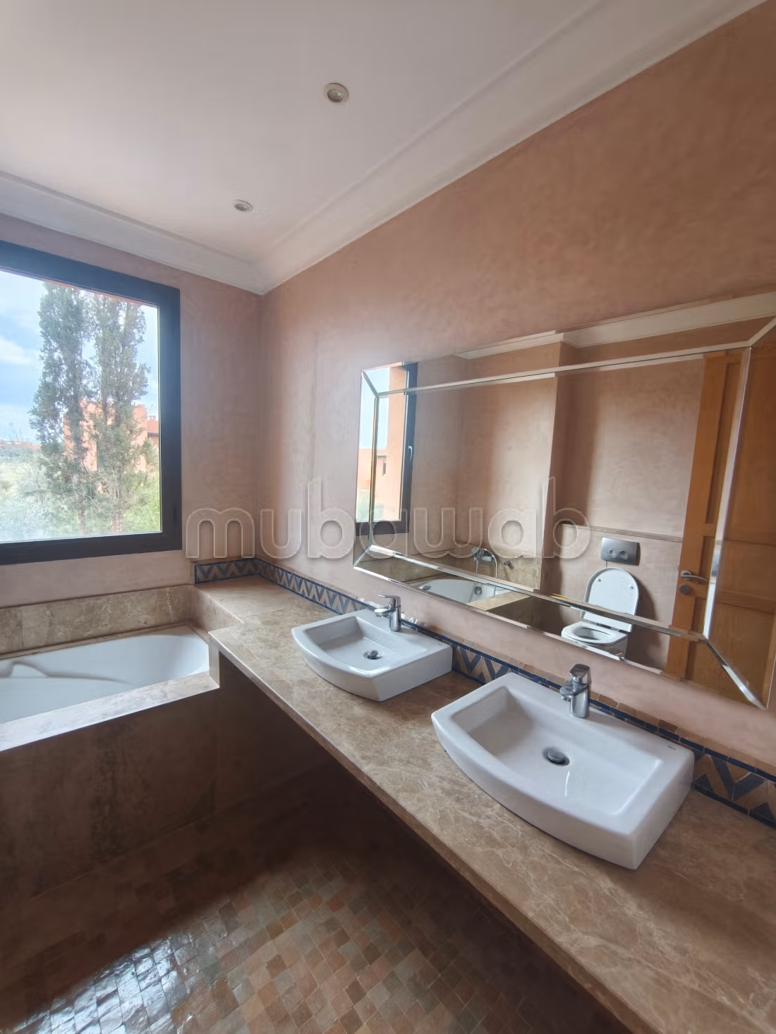 Luxury house for rent on Route de l'Ourika. Area 237 m². Pool and air conditioning.