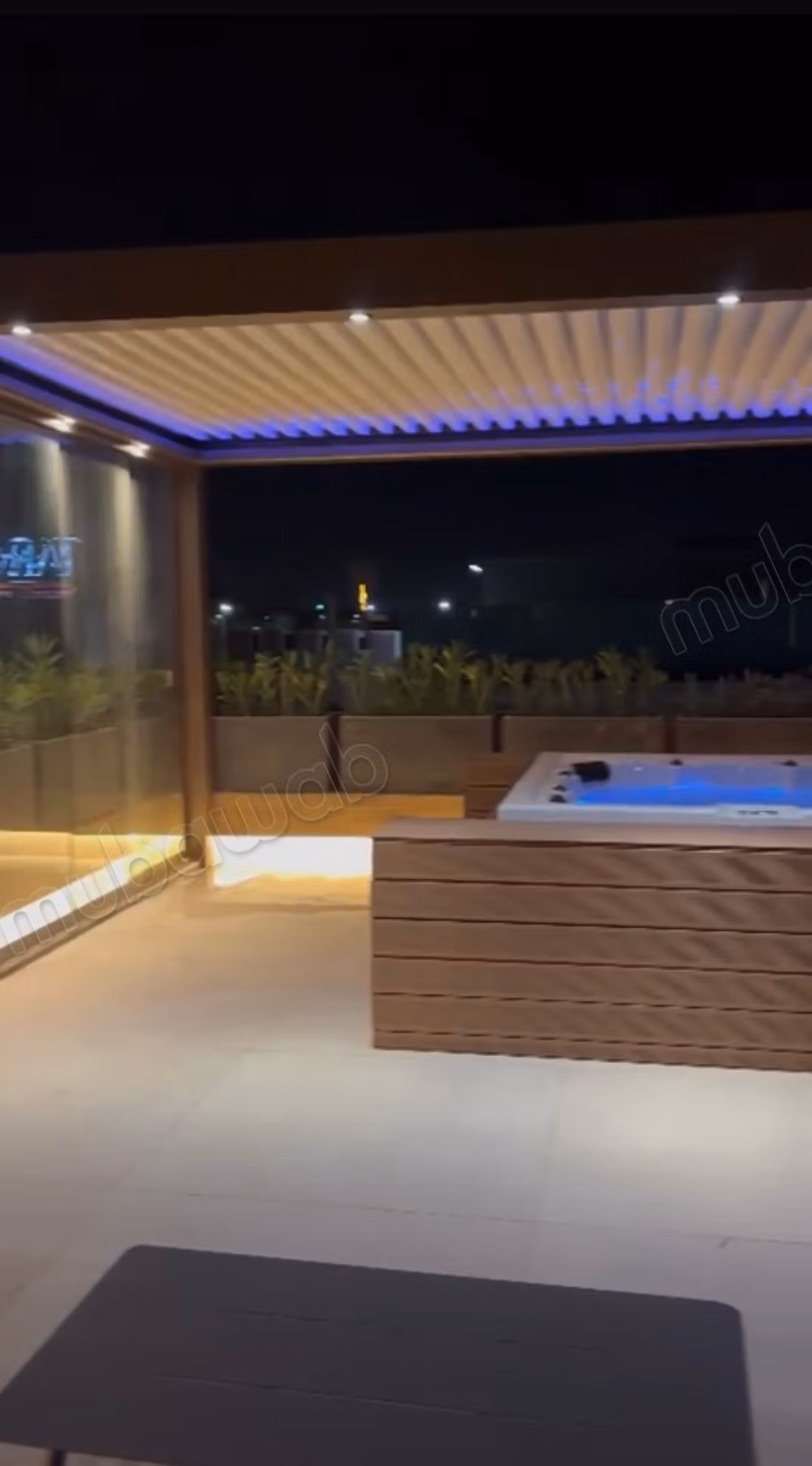 Luxe Triplex met Jacuzzi Pergola
