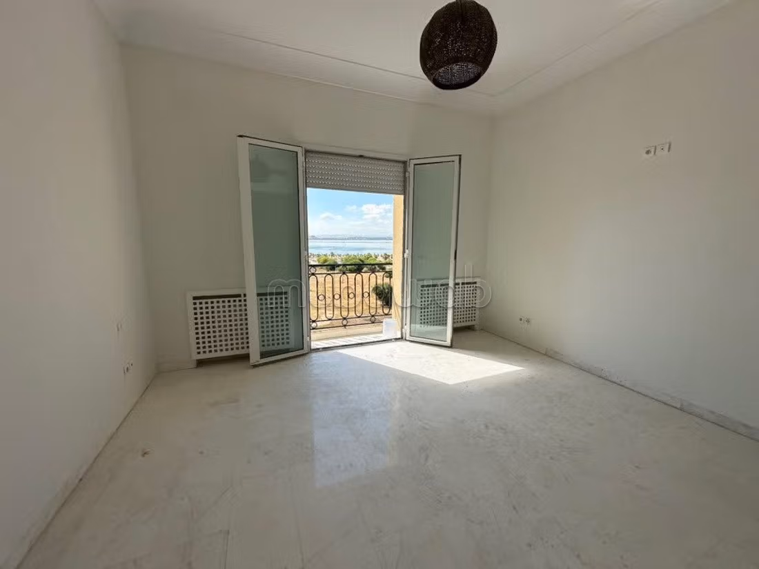 Appartement à louer à Les Jardins de Carthage. 3 chambres agréables. Parking et ascenseur