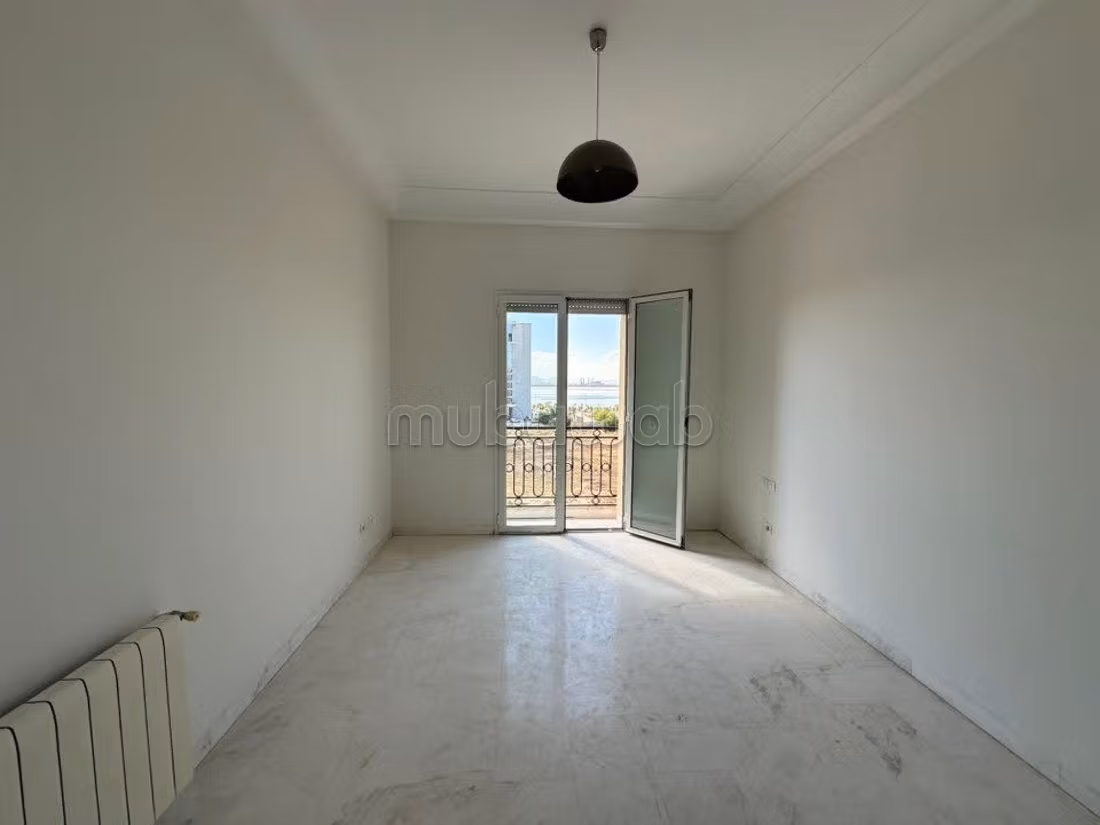 Appartement à louer à Les Jardins de Carthage. 3 chambres agréables. Parking et ascenseur