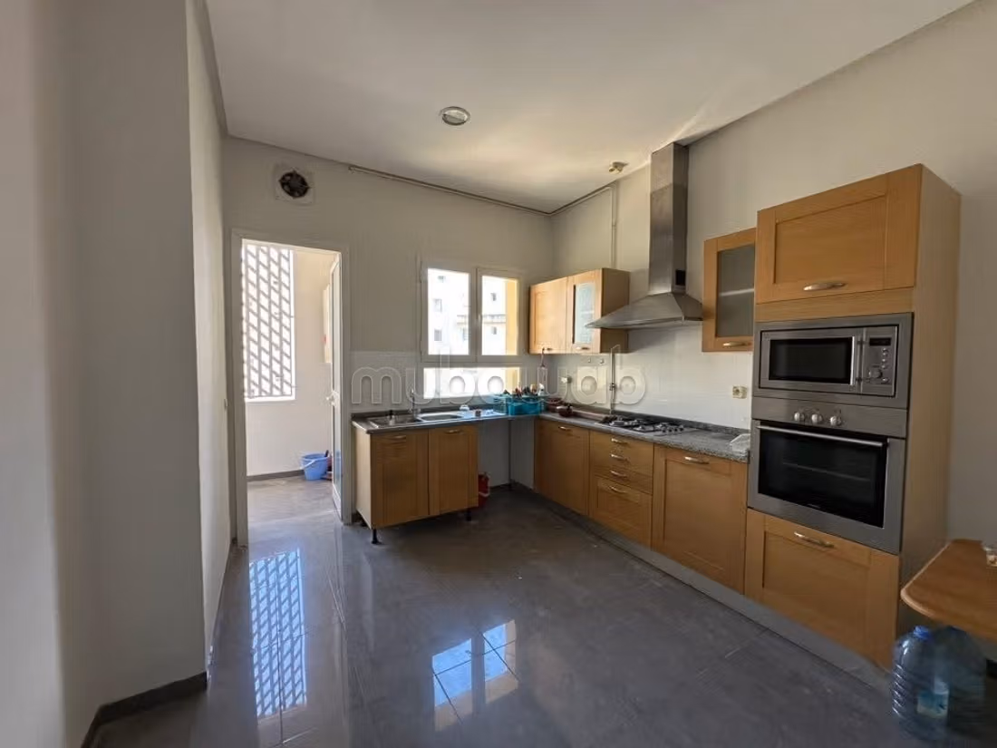 Appartement à louer à Les Jardins de Carthage. 3 chambres agréables. Parking et ascenseur