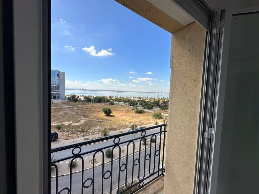 Appartement à louer à Les Jardins de Carthage. 3 chambres agréables. Parking et ascenseur