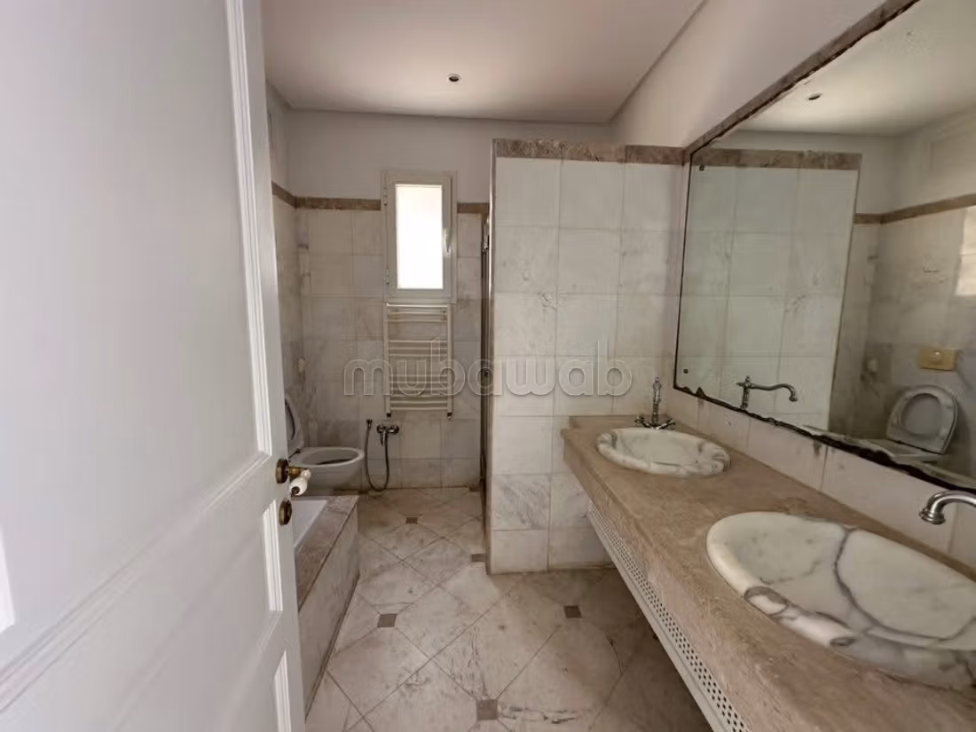 Appartement à louer à Les Jardins de Carthage. 3 chambres agréables. Parking et ascenseur