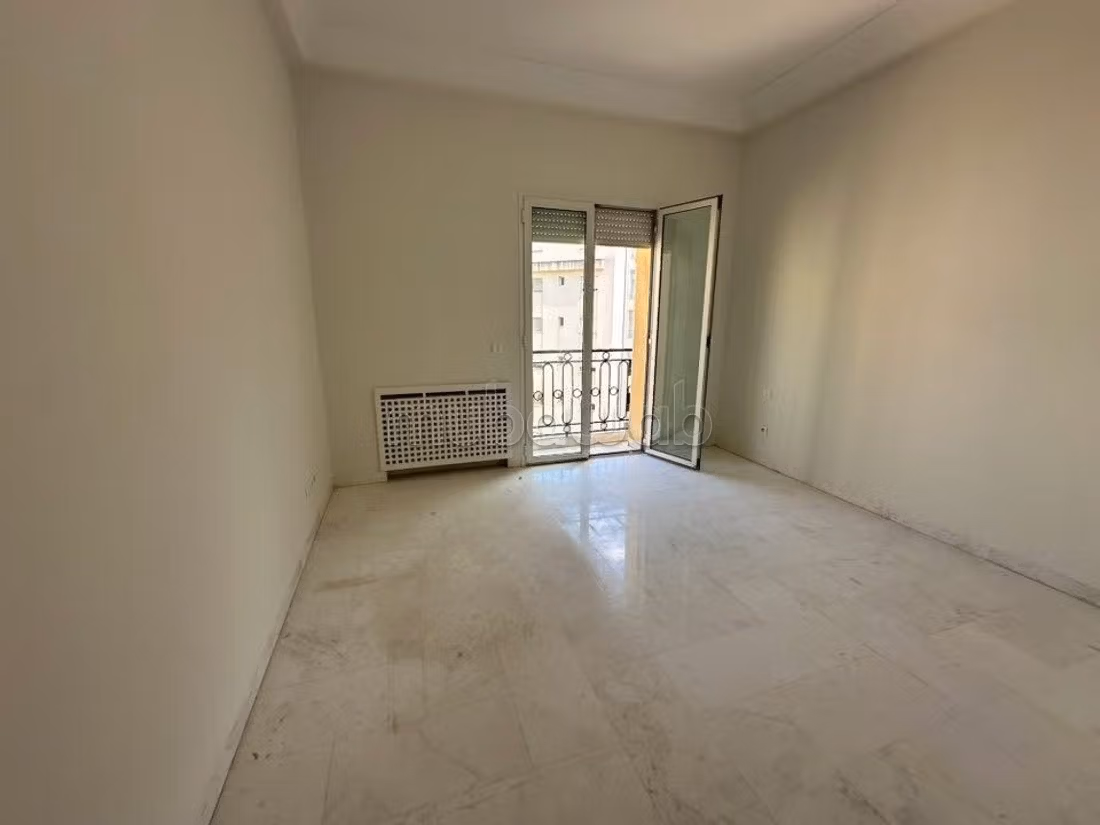 Appartement à louer à Les Jardins de Carthage. 3 chambres agréables. Parking et ascenseur
