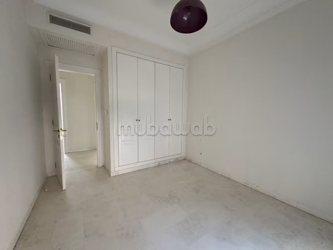 Appartement à louer à Les Jardins de Carthage. 3 chambres agréables. Parking et ascenseur