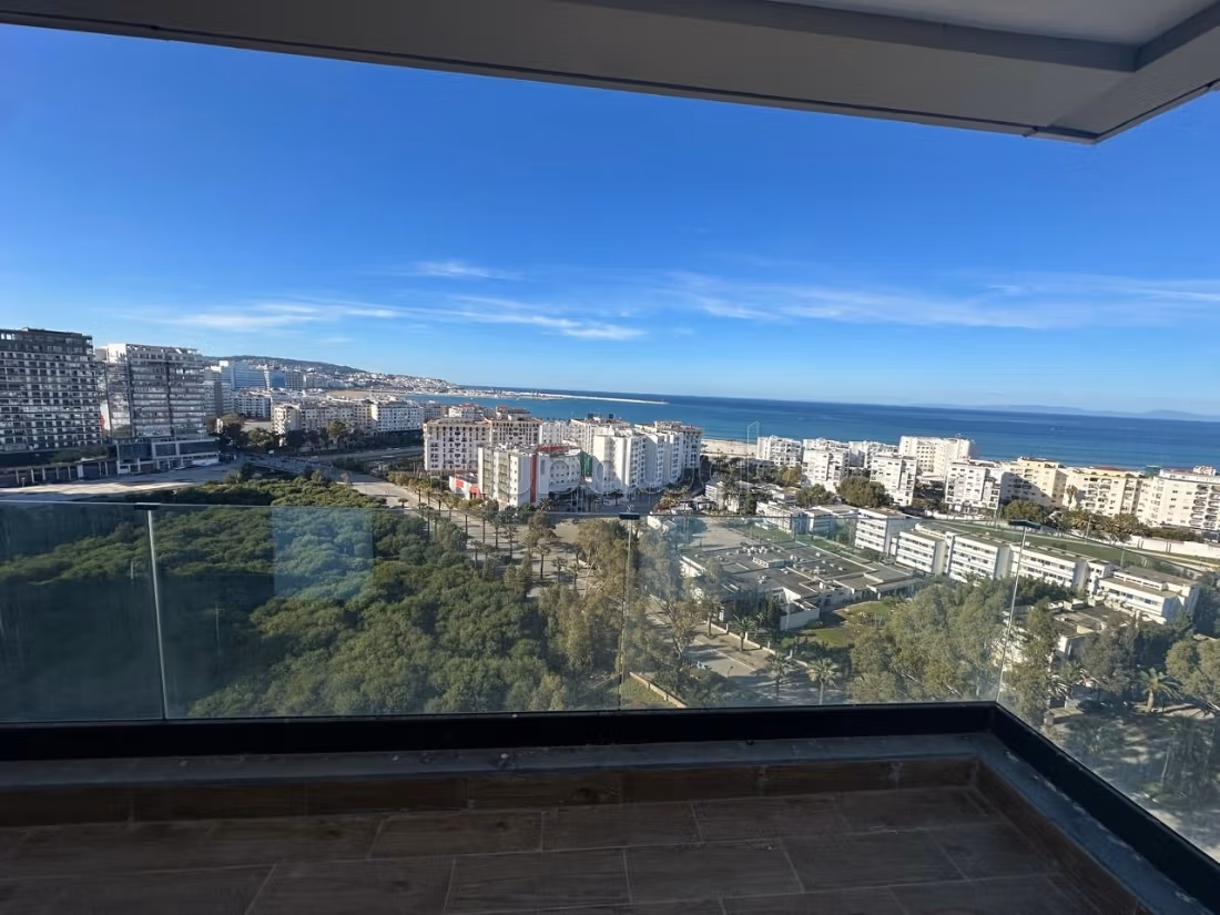 Appartement à l'achat à Malabata. 
Surface totale 134 m². 
Ascenseur et terrasse — 2