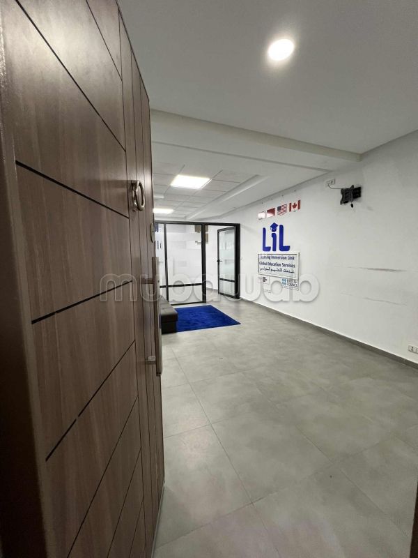 Vend bureaux à Administratif. Surface totale 54 m². Fenêtres avec double vitrage et porte blindée