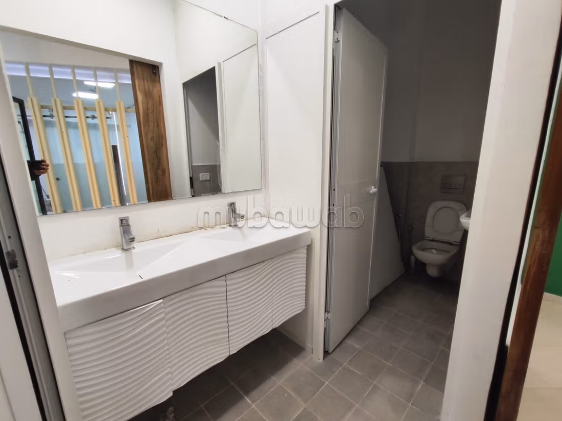 In affitto spazio per uffici di 140m2 a Soukra su via UMA