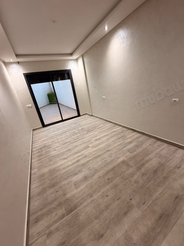 Location studio vide avec grand terasse