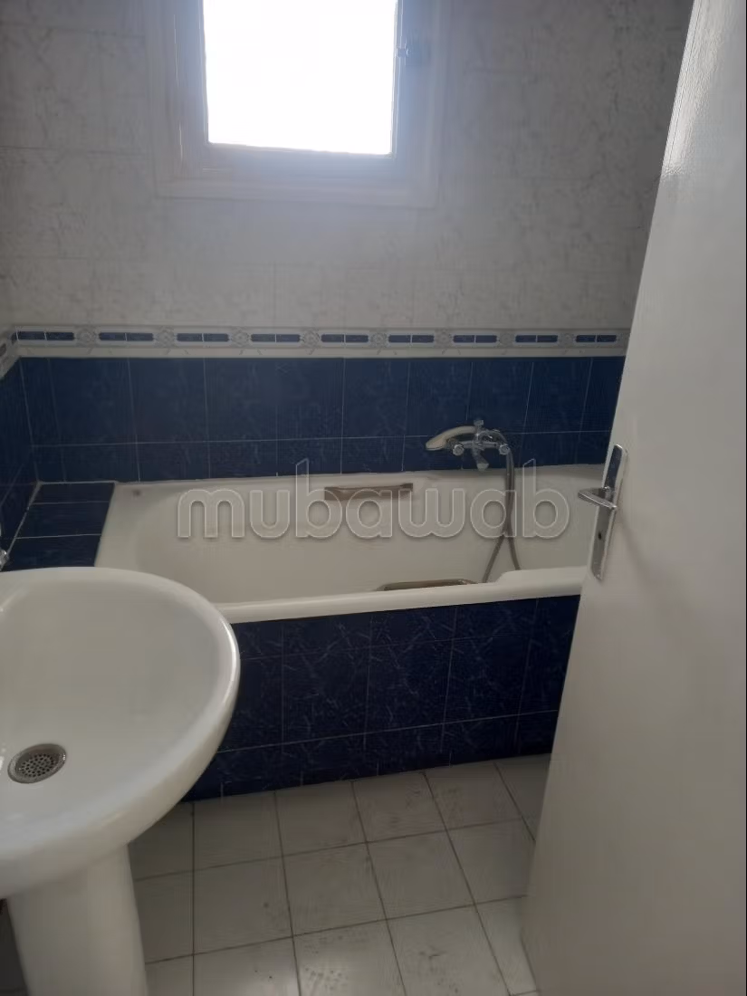 Superbe appartement à louer à Taieb Mhiri. 
Surface totale 75 m². 
Système de parabole et résidence sécurisée