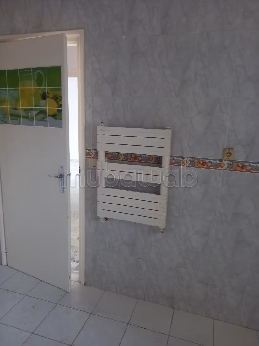 Superbe appartement à louer à Taieb Mhiri. 
Surface totale 75 m². 
Système de parabole et résidence sécurisée