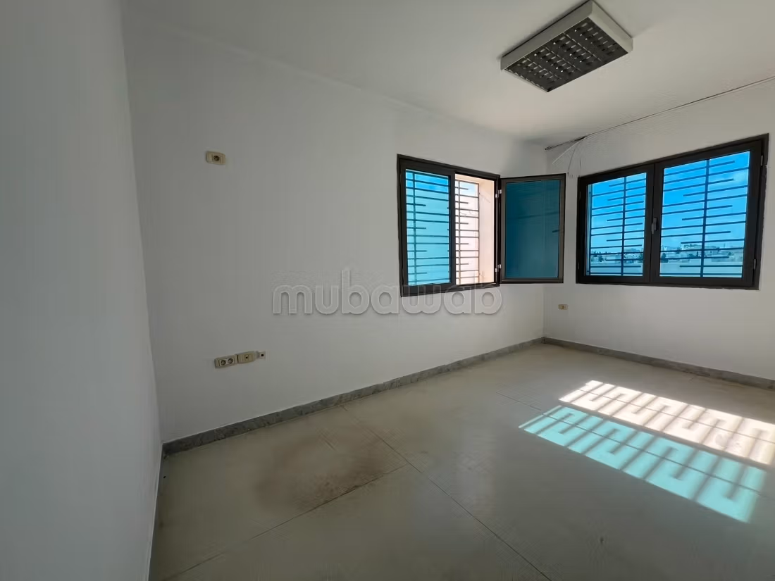 Ufficio spazioso di 270 m² con 7 stanze in affitto