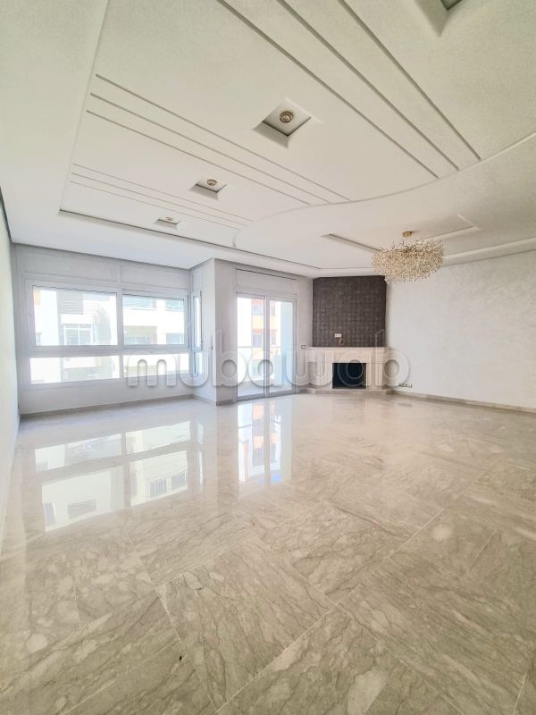 Gran apartamento vacío de 208 m² completamente renovado