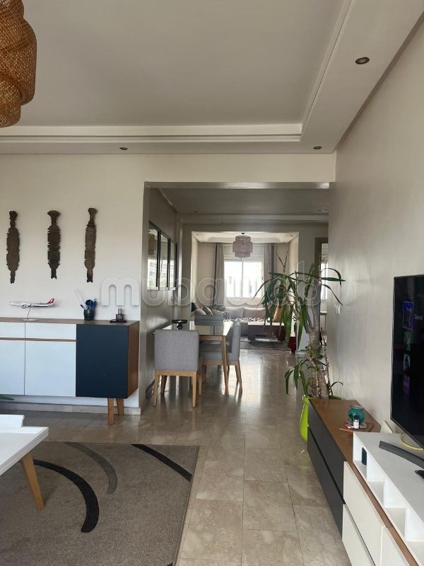 Appartement à louer à Oasis. 
2 chambres. 
Porte blindée et parabole