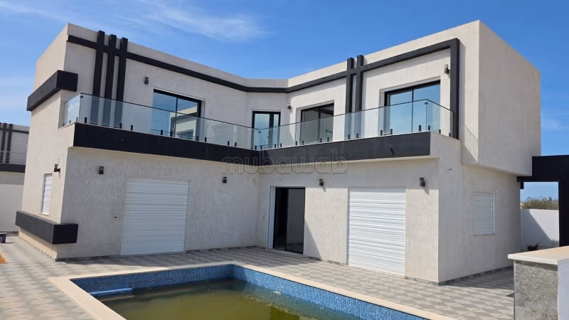 Magnifica villa in vendita. Superficie totale 250 m². Splendido giardino e comodo posto auto
