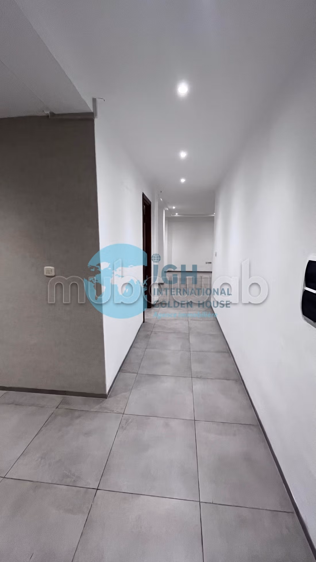 In affitto Ufficio Moderno con Terrazza